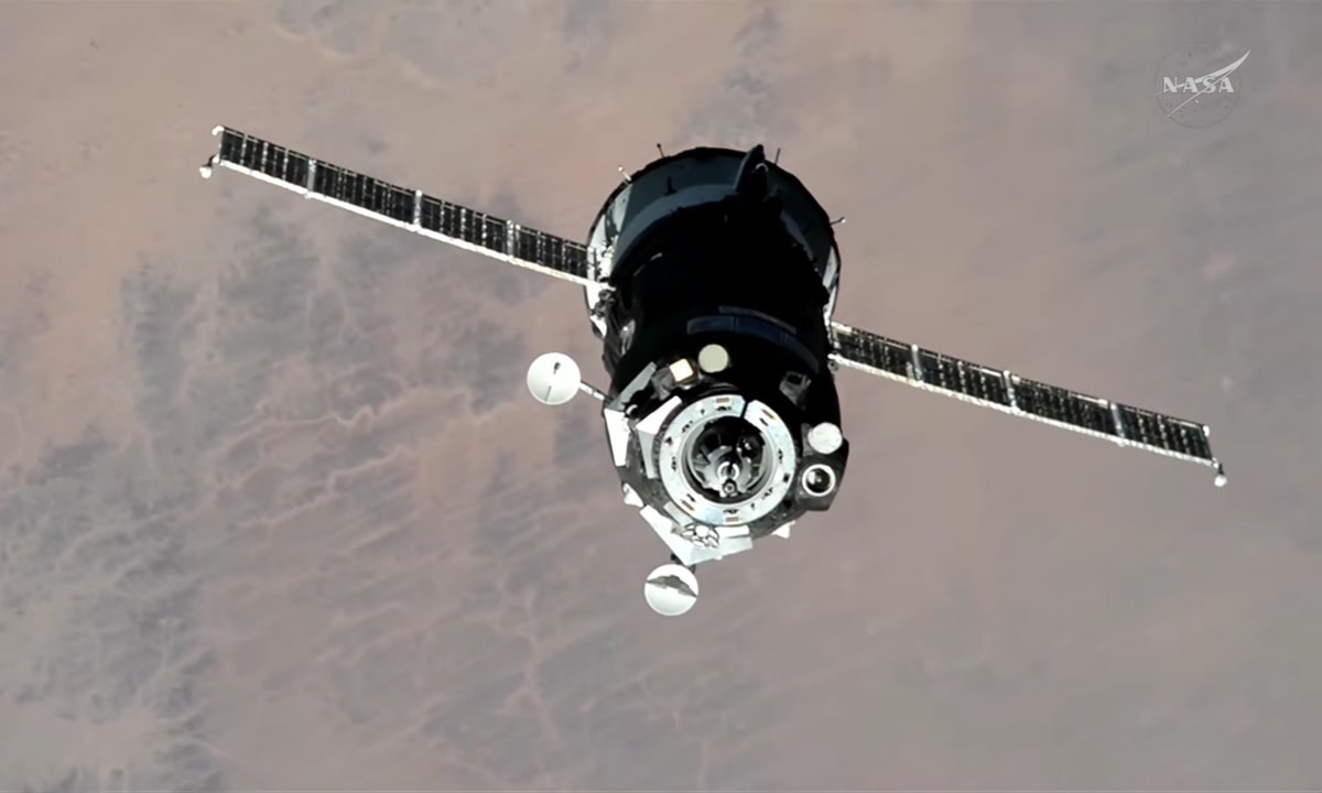 Acoplamento da nave Soyuz MS-28